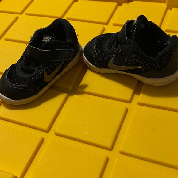 Nike Kids Black and White Mesh Velcro Sneakers toddler size 7 - Picture 2 of 6